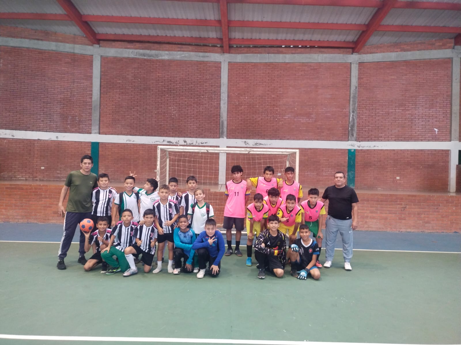 🏆⚽ ¡Orgullo Coamista! ⚽🏆
Nuestros equipos infantil y prejuvenil masculino de fútbol de salón se coronaron ¡Campeones Municipales Intercolegiados 2025! 🎉🔥
Gracias a su talento, disciplina y trabajo en equipo, dejaron en alto el nombre del Colegio Avelina Moreno.
Destacamos el compromiso y la dedicación de los profesores Giraldo Ayala y Henry Soler, quienes han sido clave en este gran logro. 💪👏
¡Felicitaciones a nuestros estudiantes y entrenadores! 🥇
#Intercolegiados2025 #CampeonesMunicipales #FútbolDeSalón #OrgulloCoamista #ColegioAvelinaMoreno