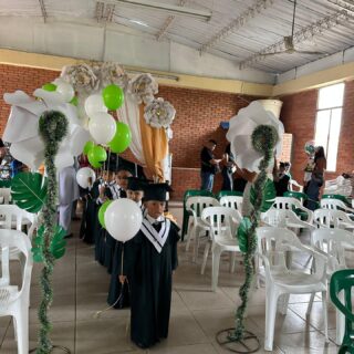 🎓👧👦 ¡Nuestros pequeños graduados de Transición!

Hoy el COAM se llenó de globos, birretes y muchas sonrisas en el Acto de Clausura de Preescolar y Ceremonia de Graduación de Transición 💚

Cada pasito sobre la alfombra roja fue un sueño que empieza, un logro alcanzado y un recuerdo que quedará para siempre en familia 🥹✨

Gracias, mamás y papás, por acompañar este momento tan especial.
¡Lo que viene ahora en primaria será aún más maravilloso! 📚🌈

#coamsocorro #coam #colegioAvelinaMoreno #SocorroSantander
#graduacion #graduacionpreescolar #preescolar #transicion
#educacioninfantil #niñosfelices #familiasCOAM #momentosparaRecordar