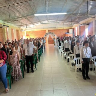🎓✨ Noveno grado certificado ✨🎓

Hoy celebramos a nuestros estudiantes de Noveno, quienes recibieron su certificación de Educación Básica Secundaria en una ceremonia llena de alegría, orgullo y agradecimiento 💚

Familias, docentes y directivos acompañaron este momento especial en el auditorio de la sede B, donde cada rostro reflejaba la emoción de un ciclo que se cierra y otro que comienza 📚🌟

¡Felicitaciones chicos y chicas!
Que este logro sea solo el inicio de muchos más en su vida académica y personal 🙌

#coamsocorro #coam #colegioAvelinaMoreno #Socorro santander
#NovenoGrado #Certificación #educacionsecundaria #colegio #estudiantes #familia #orgullo #graduacion2025 #colombia #SocorroSantander #educacion