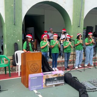 ✨ Rendición de cuentas 2025 ✨

Hoy nos reunimos como gran familia Avelinista para contarles, con total transparencia, cómo avanzó nuestro año escolar 2025 📊📚

Padres, docentes y directivos escucharon los logros, retos y proyectos que seguimos construyendo por nuestros estudiantes 👨‍👩‍👧‍👦💚

La música no podía faltar: nuestros chicos y chicas llenaron la cancha de villancicos y melodías, estrenando la nueva dotación de instrumentos del colegio 🎶🎺🎹
¡Gracias por acompañarnos y confiar en este proyecto educativo que late por Socorro! 💫

#coamsocorro #coam #colegioAvelinaMoreno #SocorroSantander
#rendiciondecuentas #AñoEscolar2025 #educacion #colegio #escuela #estudiantes #familia #navidad #diciembre #colombiana